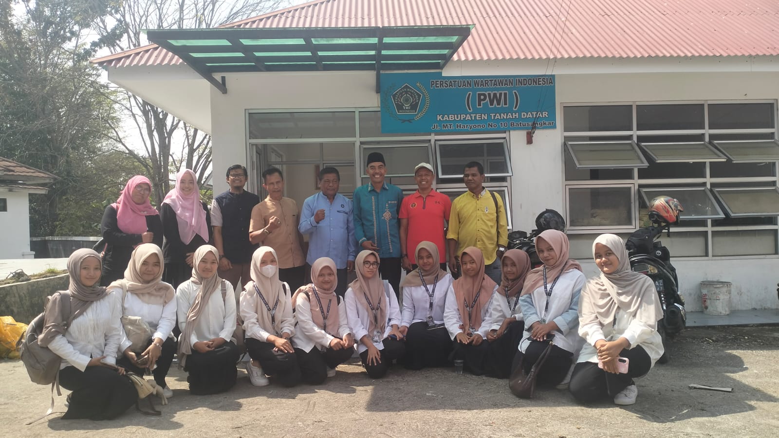 Belasan Siswi dan Guru SMAN 2 Lintau Buo Sambangi PWI Tanah Datar